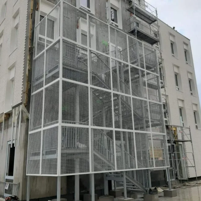 Cage d'escalier de secours en caillebotis, chantier France