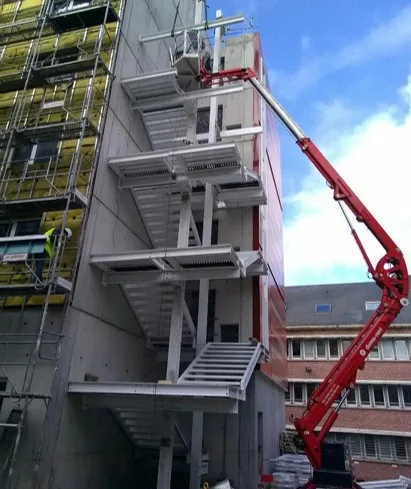Escalier de secours métallique en montage sur chantier en France