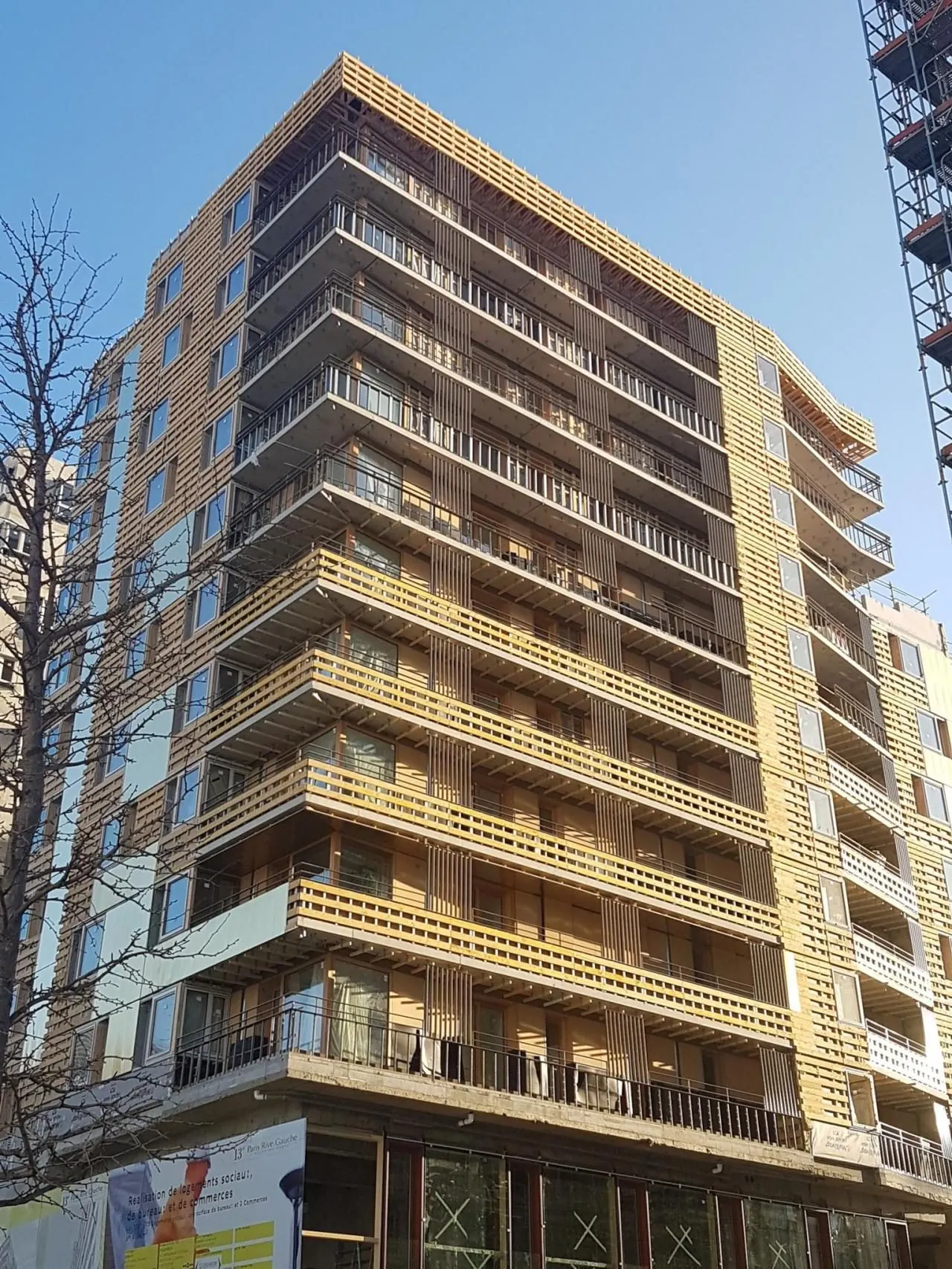 Garde-corps de balcons en acier sur un immeuble à façade en lattes de bois, Paris 13e, Paris Rive Gauche