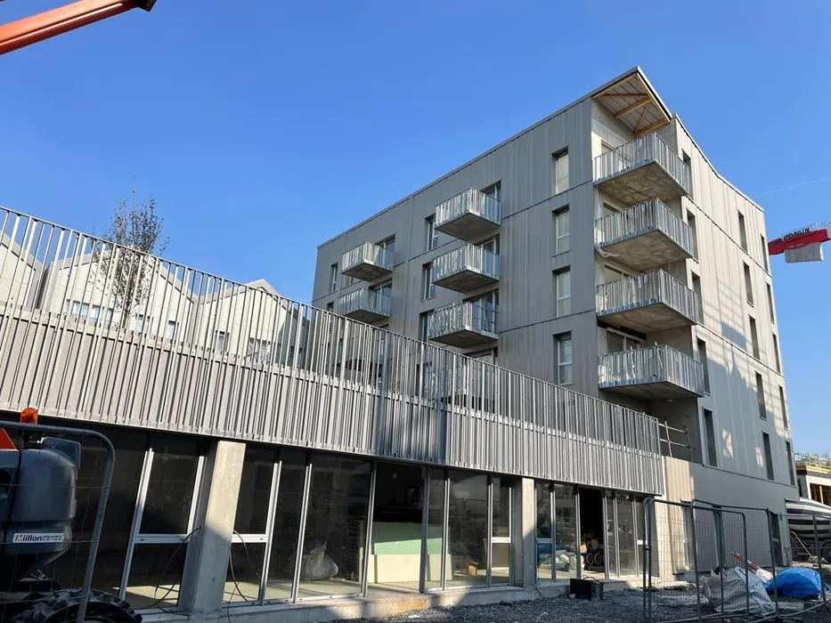 Garde-corps et barreaudage galvanisés sur immeuble résidentiel, Quai 22, Lille (Bouygues)