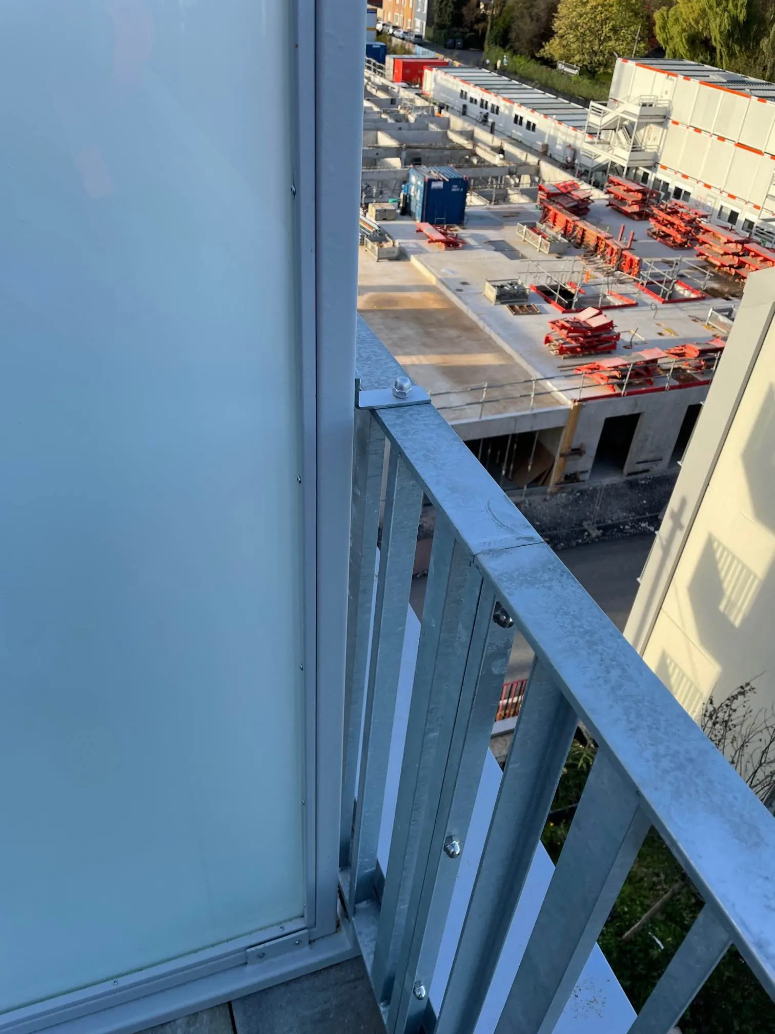 Garde-corps galvanisé à barreaudage vertical et séparatif de terrasse en verre dépoli
