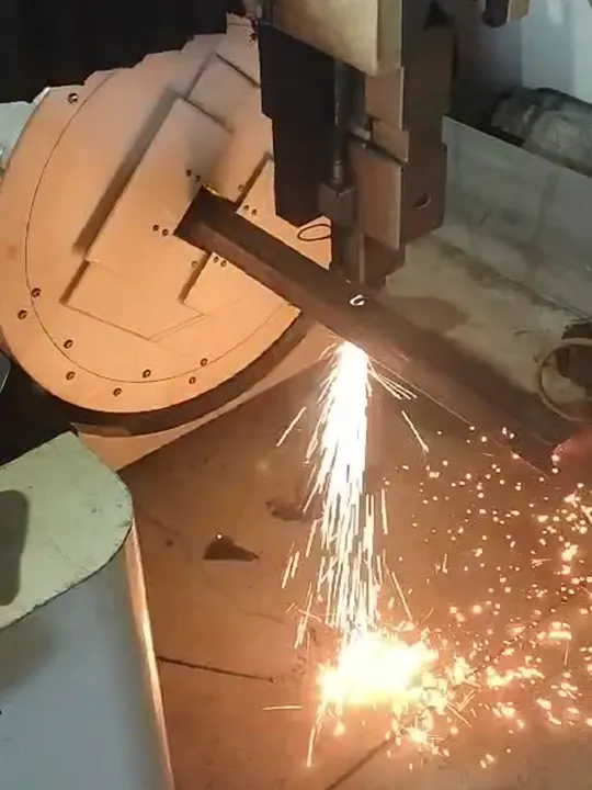 Лазерно рязане на стоманена тръба в цеха на BarDI